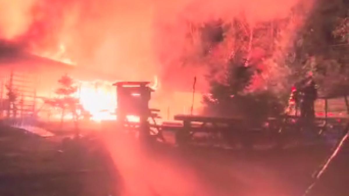 Incendiu la un camping din Vâlcea