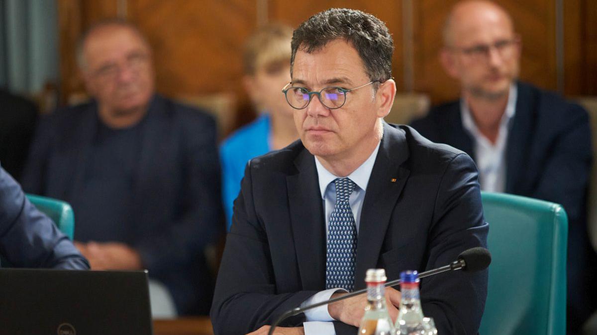 Ministrul Economiei nu vrea ca demnitarii să câștige mai mult: Statul trebuie să fie solidar