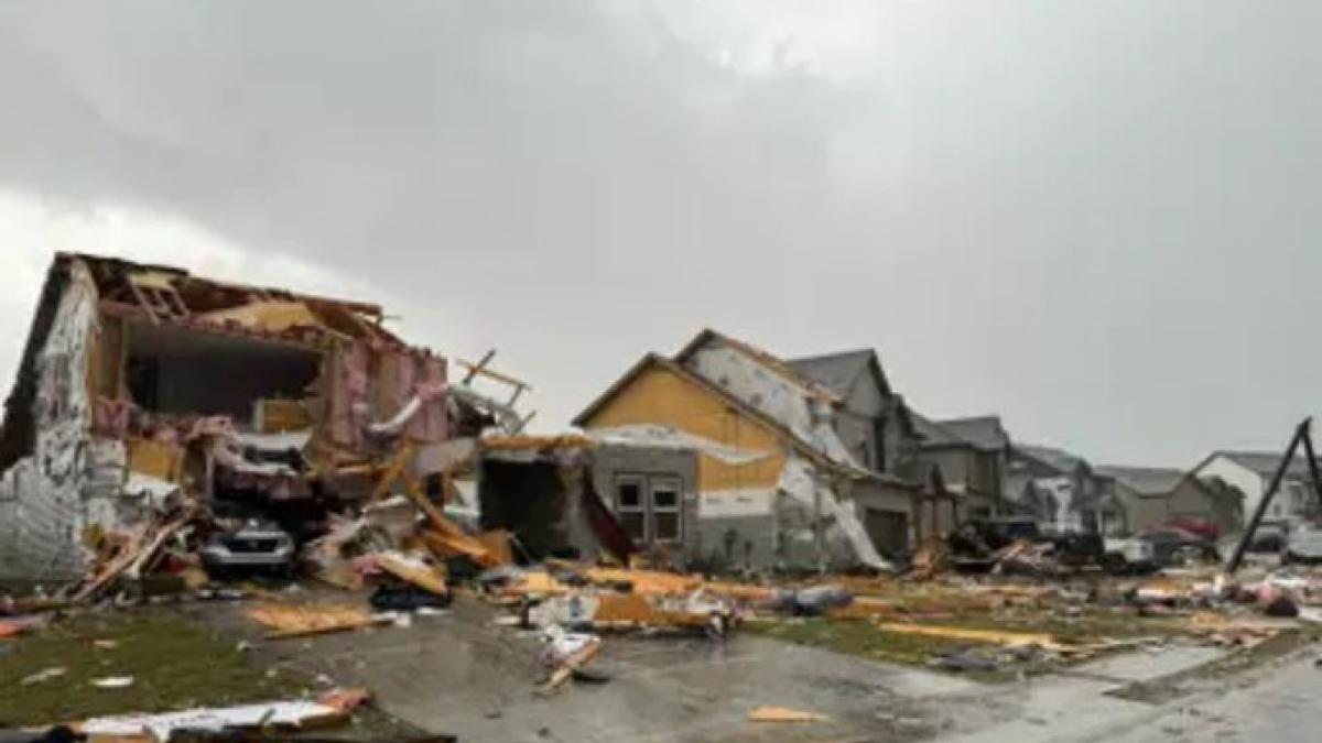 tornadele fac ravagii in sua cel putin sase oameni au murit