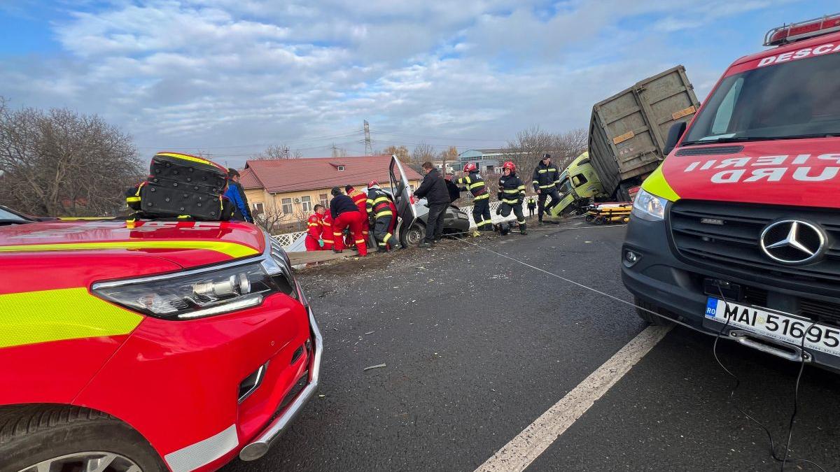 Accident grav la Galați. Un camion și o autospecială s-au ciocnit violent și au ieșit de pe șosea