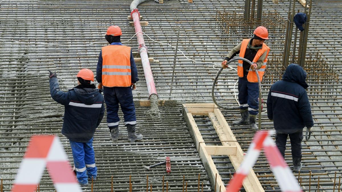 Muncitorii români în străinătate: Protecție sau vulnerabilitate