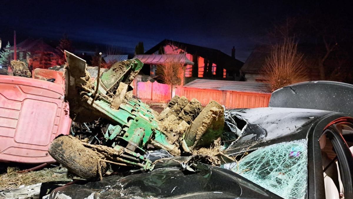Accident înfiorător între un autoturism și un tractor, la Suceava. Un bărbat a murit, iar alte două victime se  află în spital