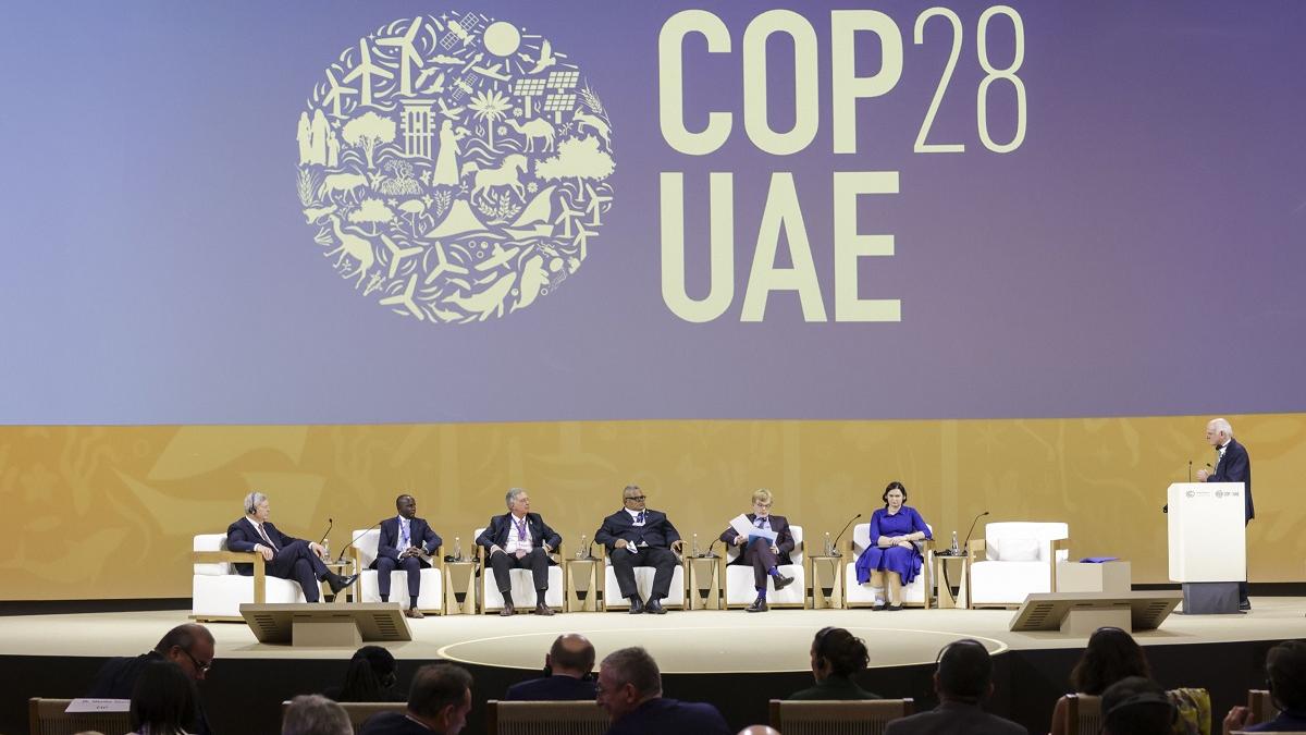 Acord istoric COP28. În premieră, țările au acceptat să facă „tranziția” de la combustibilii fosili