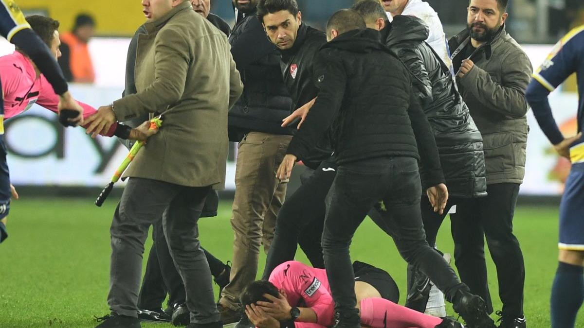 Fotbalul din Turcia, oprit cu un pumn