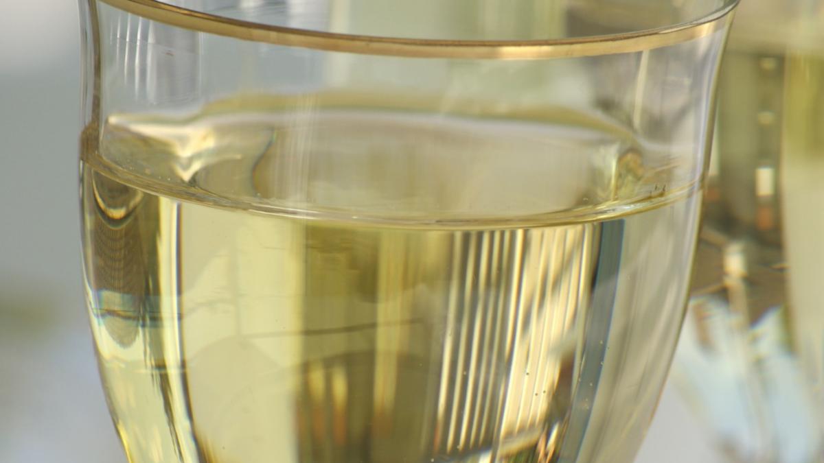 Un celebru vin românesc vândut în Marea Britanie, cel mai bogat în pesticide cancerigene