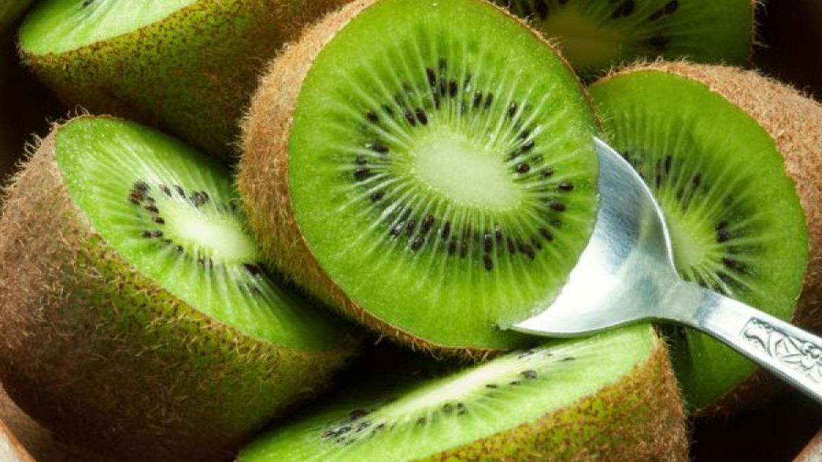 Kiwi: 7 beneficii nutriționale. Atenție la riscurile asupra sănătății