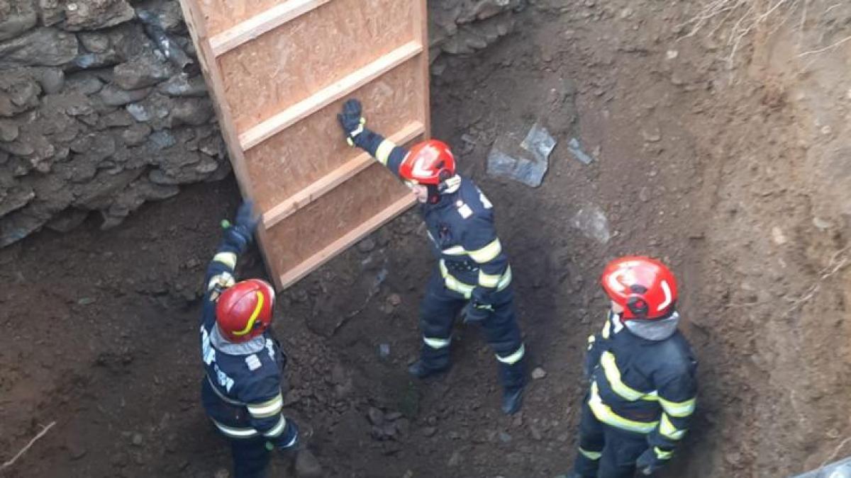 Suceava. Un bărbat peste care s-a prăbușit un mal de pământ, salvat după opt ore