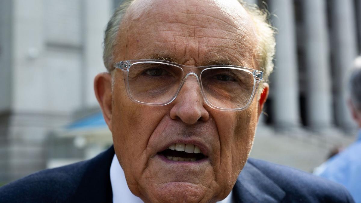 Bun de plată: Rudy Giuliani, condamnat să plătească 148 de milioane de dolari pentru defăimarea a doi agenţi electorali