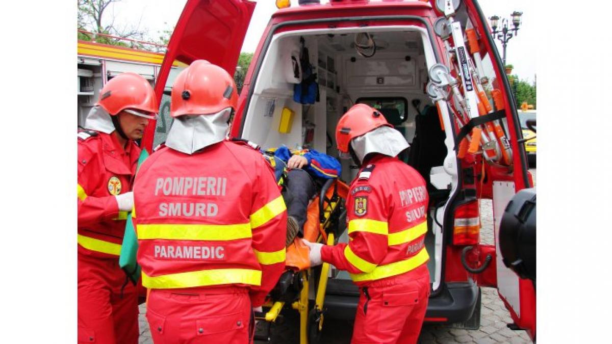 Băiat de 15 ani, în stare de șoc, semiconștient și rănit, după ce s-a jucat cu petarde