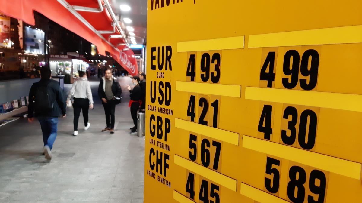 Vești proaste pentru români. Cursul valutar va depăşi 5 lei/euro, inflaţia va coborî spre 5% în 2024