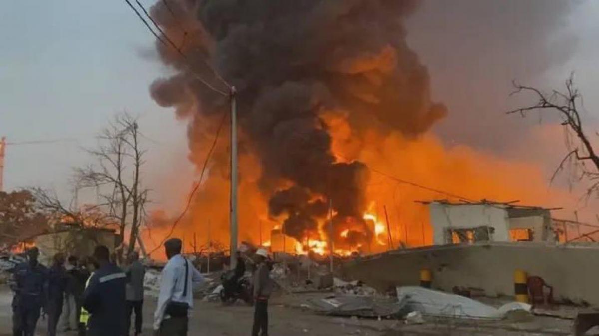 cel mai mare terminal petrolier din guineea a explodat 13 persoane au murit sute sunt ranite