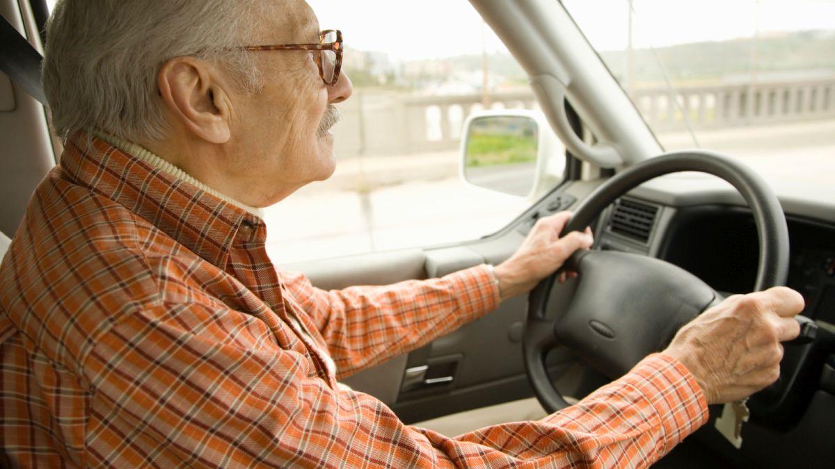 Un bărbat de 75 de ani, fără permis, a găsit o mașină cu cheile în contact și s-a plimbat prin Cugir