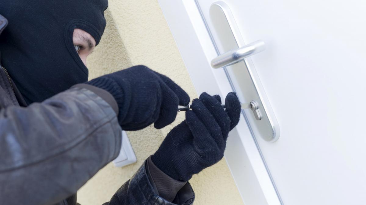  Un tânăr a pătruns în două locuințe din Culciu Mic și a rănit mai multe persoane