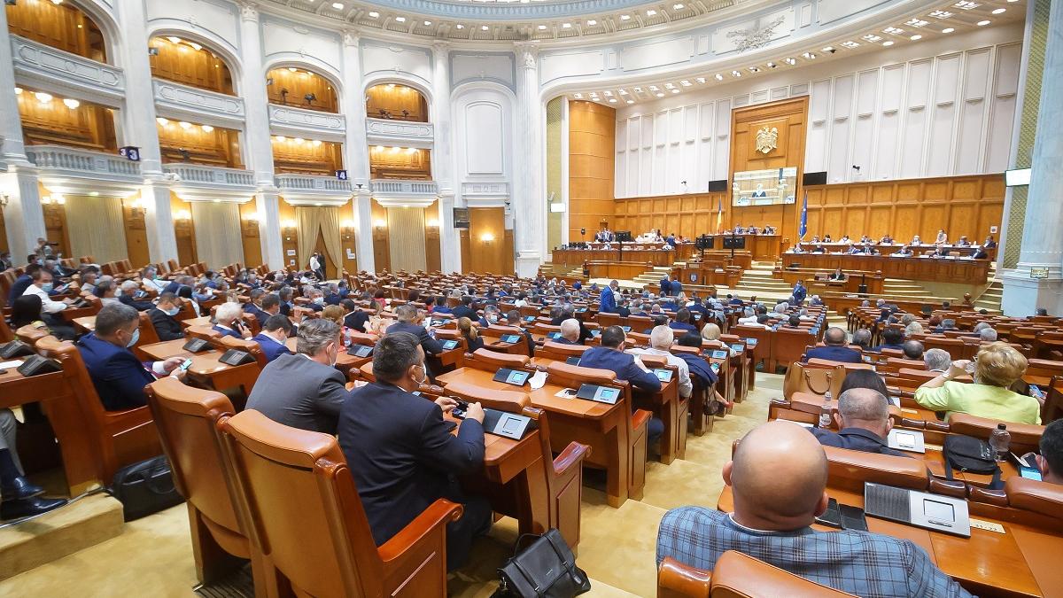 Amendamentul pentru eliminarea pensiilor speciale ale aleșilor locali, respins de Parlament