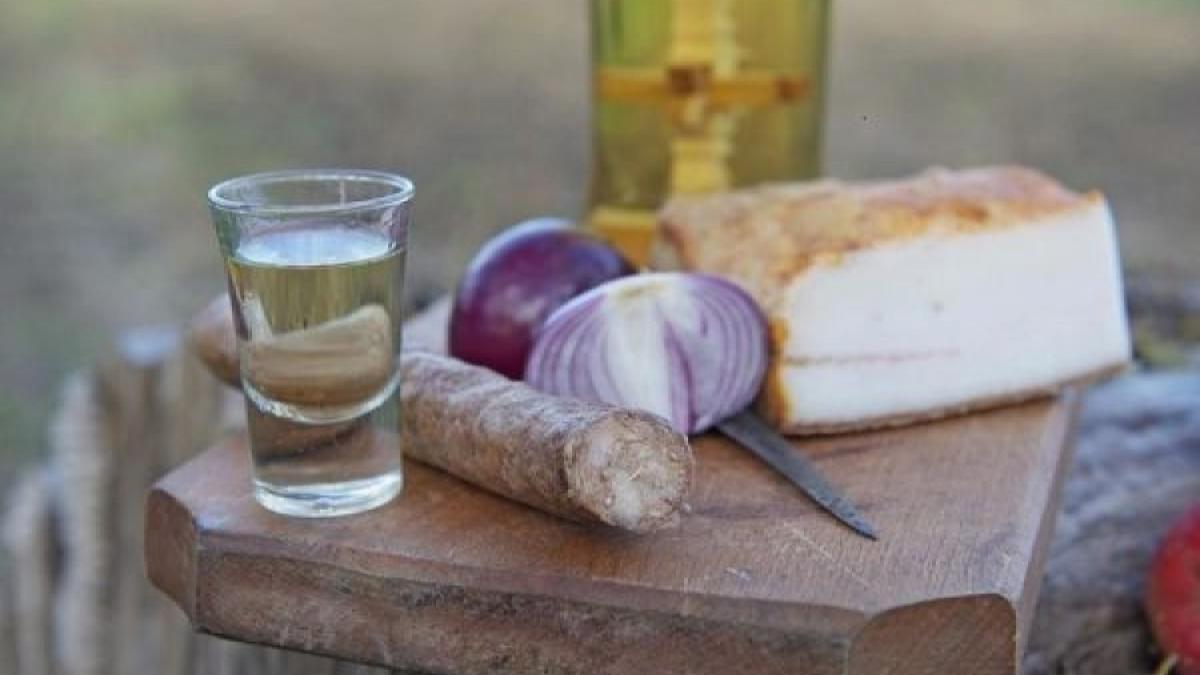 Prețurile la slănina afumată au explodat înainte de sărbători. Iată cât costă un kilogram din această delicatesă tradițională