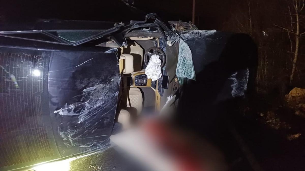 O mașină s-a răsturnat pe DN 1, la Cornu. Sunt trei răniți, printre care și un copil