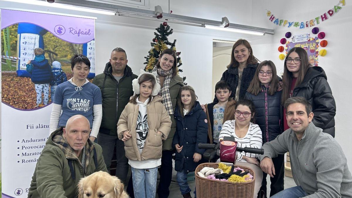 Câțiva copii brașoveni au donat banii strânși la colindat pentru persoanele cu dizabilități