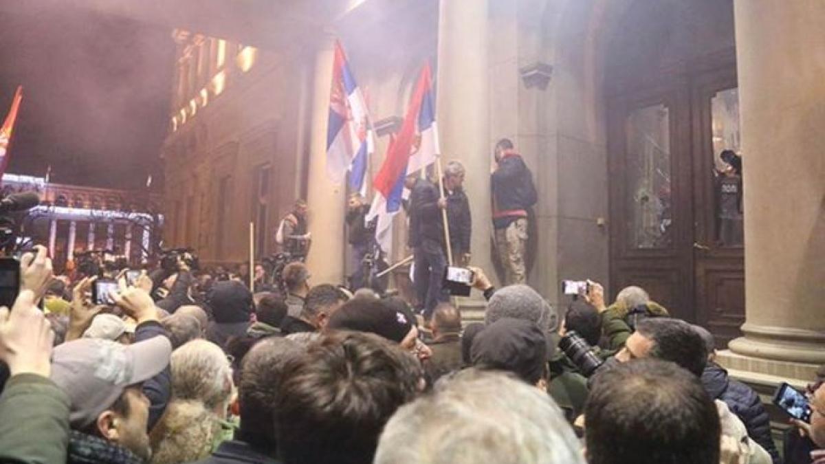 Proteste violente: De Crăciun, sârbii au asediat primăria, la Belgrad. 35 de persoane reținute