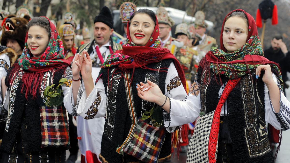 De unde vine expresia „florile dalbe“ din colindele de Crăciun