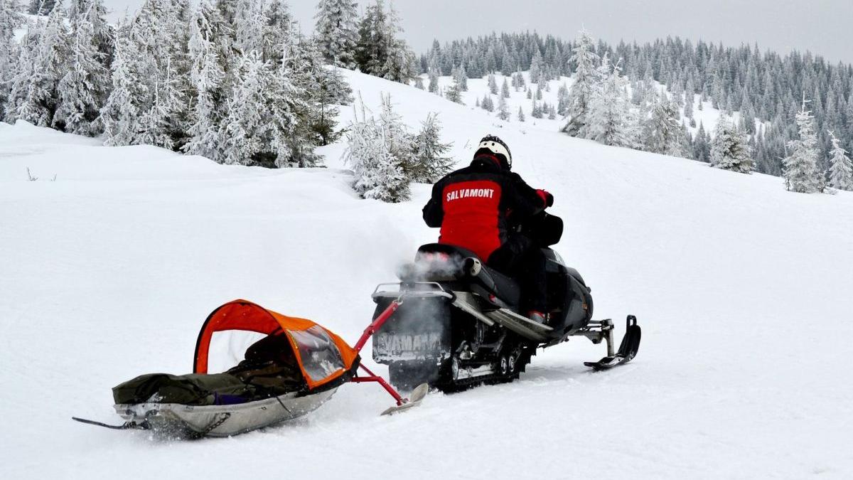 Operațiune amplă de salvare! Zeci de turişti au rămas blocaţi pe munte