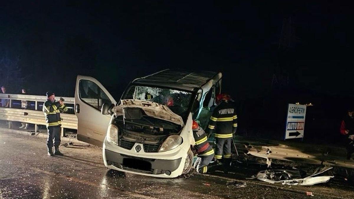 Accident între un microbuz și un autoturism, în Sibiu. Șapte persoane sunt rănite