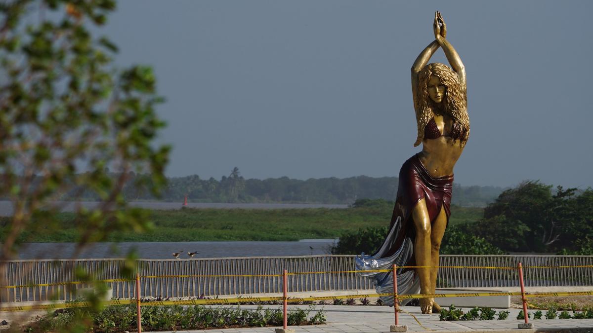 Statuie sexy pentru Shakira, în oraşul său natal din Columbia
