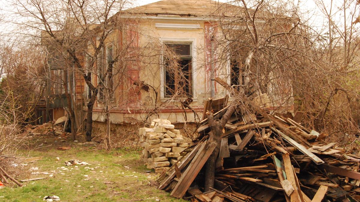 Taxa pe paragină, într-un mare oraș din România. Sume uriașe pentru cei care nu își îngrijesc proprietățile