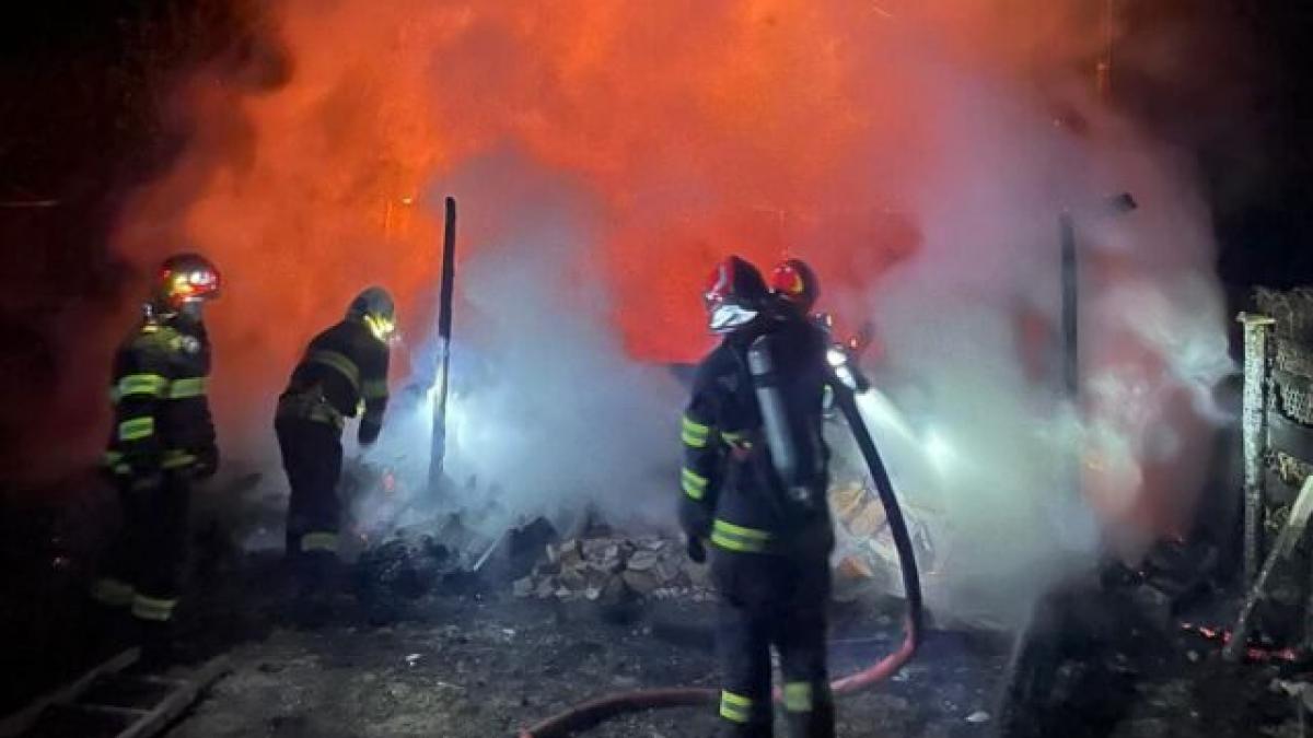 O casă de vacanţă din Munţii Apuseni a luat foc