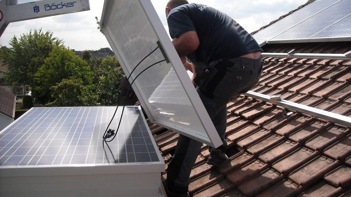 Românii cu panouri fotovoltaice pe casă au bătut centrala nucleară de la Cernavodă