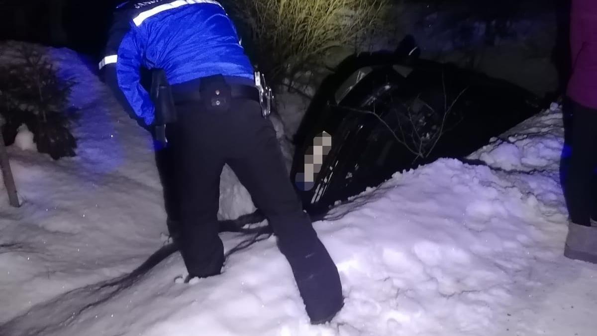 O familie a derapat cu mașina într-un șanț, pe Transalpina