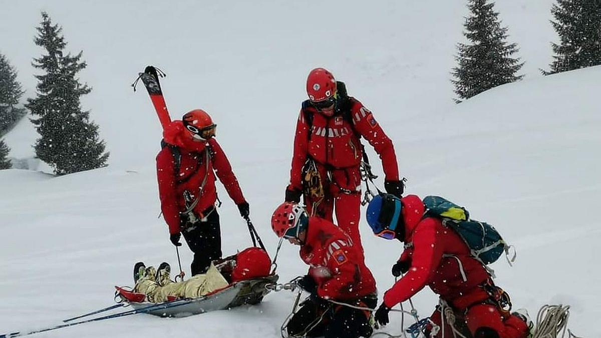 Zeci de persoane, salvate de salvamontiști din zonele montane