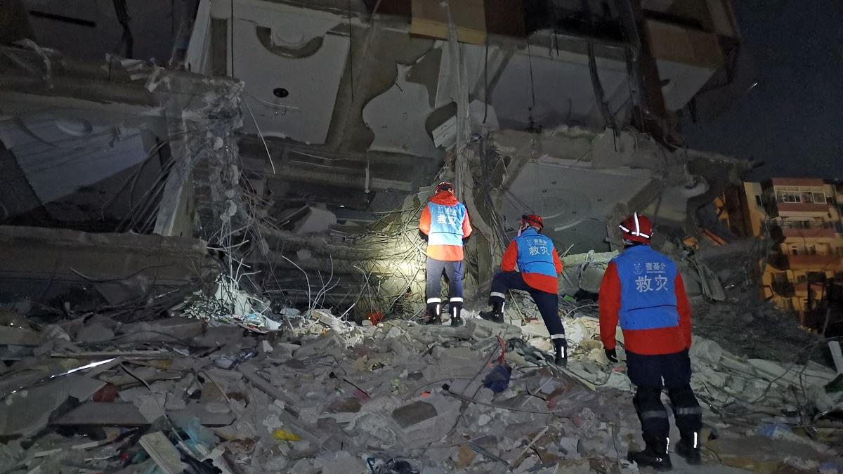 Apar noi cadavre, după cutremurul devastator din China
