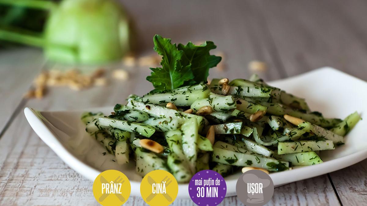 Salată de gulie, măr și sos de iaurt