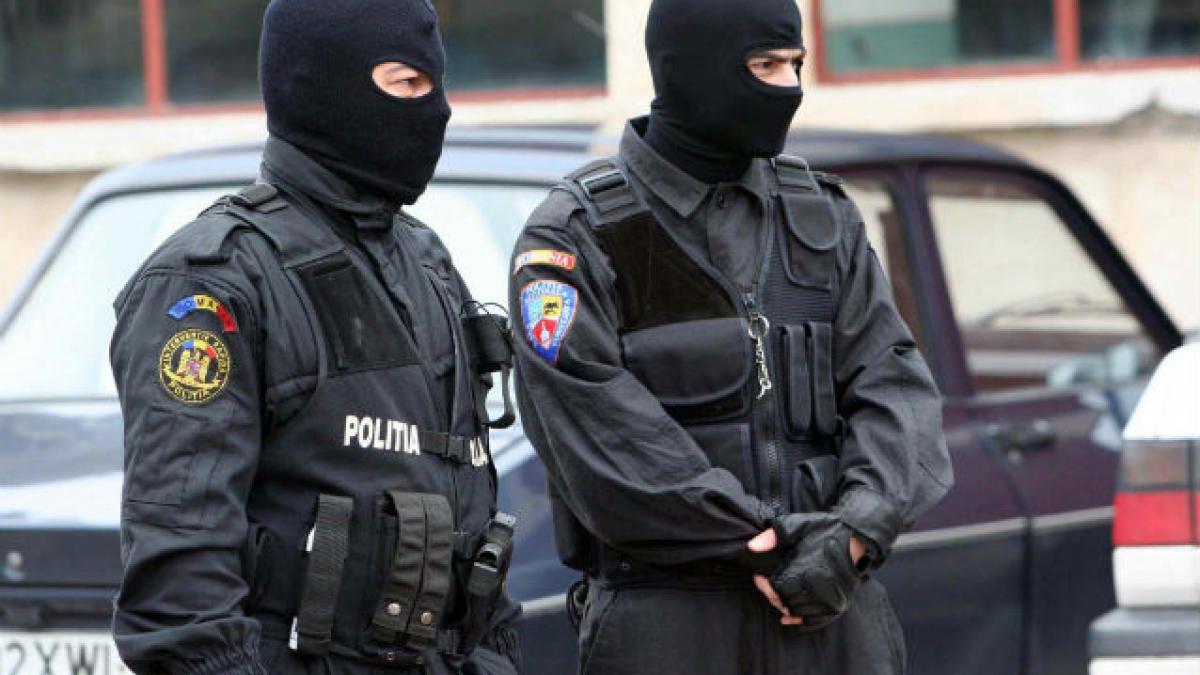 Un bărbat care voia să vândă un pistol a fost prins în flagrant 