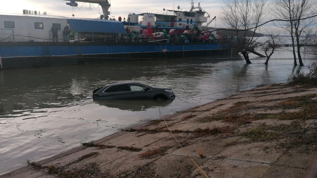 Doi tineri au aterizat cu mașina în Dunăre