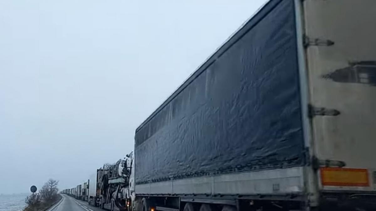 Cozi interminabile la granițele României. Se așteaptă ore în șir în vamă