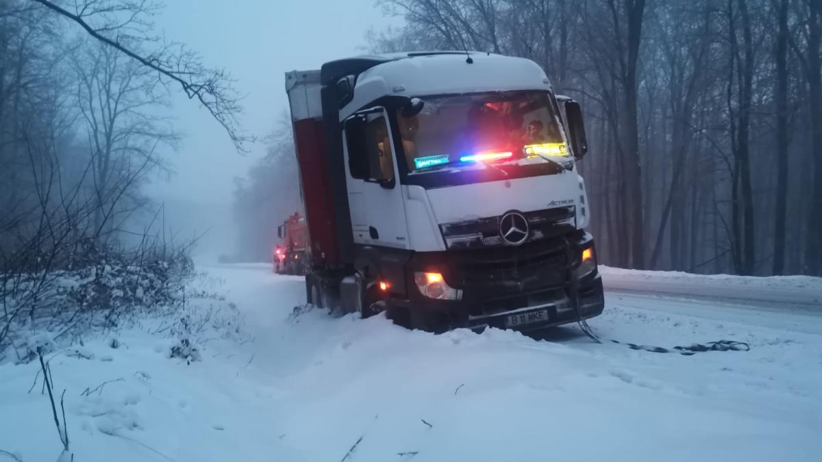 Drumuri închise din cauza ninsorii viscolite