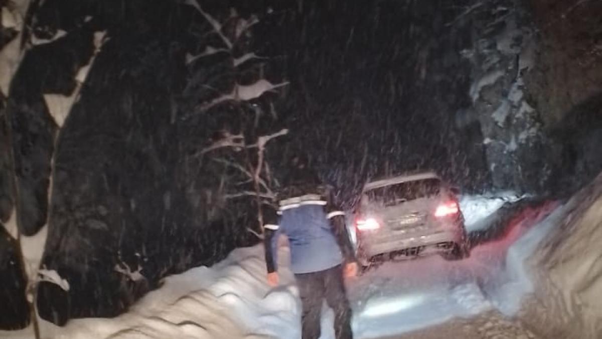 Intervenție de 4 ore a jandarmilor pentru salvarea a 3 turiști blocați cu mașina pe munte