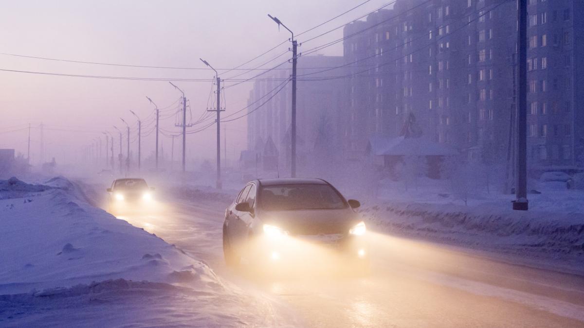 Atenție, șoferi! Este polei și zăpadă pe drumuri din mai multe județe, luni dimineața