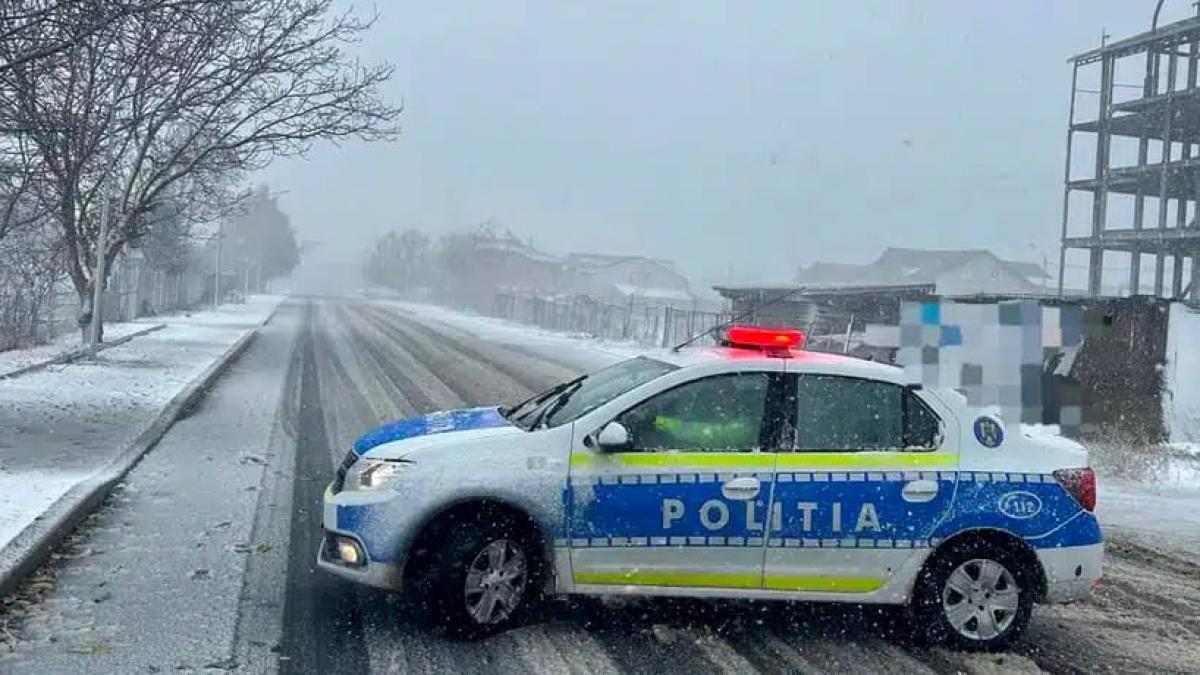 Drumuri închise, oameni înzăpeziți și un autocar ieșit de pe șosea în Vrancea