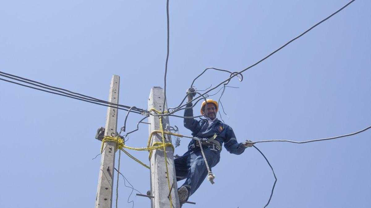 Racordări „electorale” la electricitate. Cei care vor să-și branșeze casele la rețeaua electrică trebuie să treacă testul răbdării