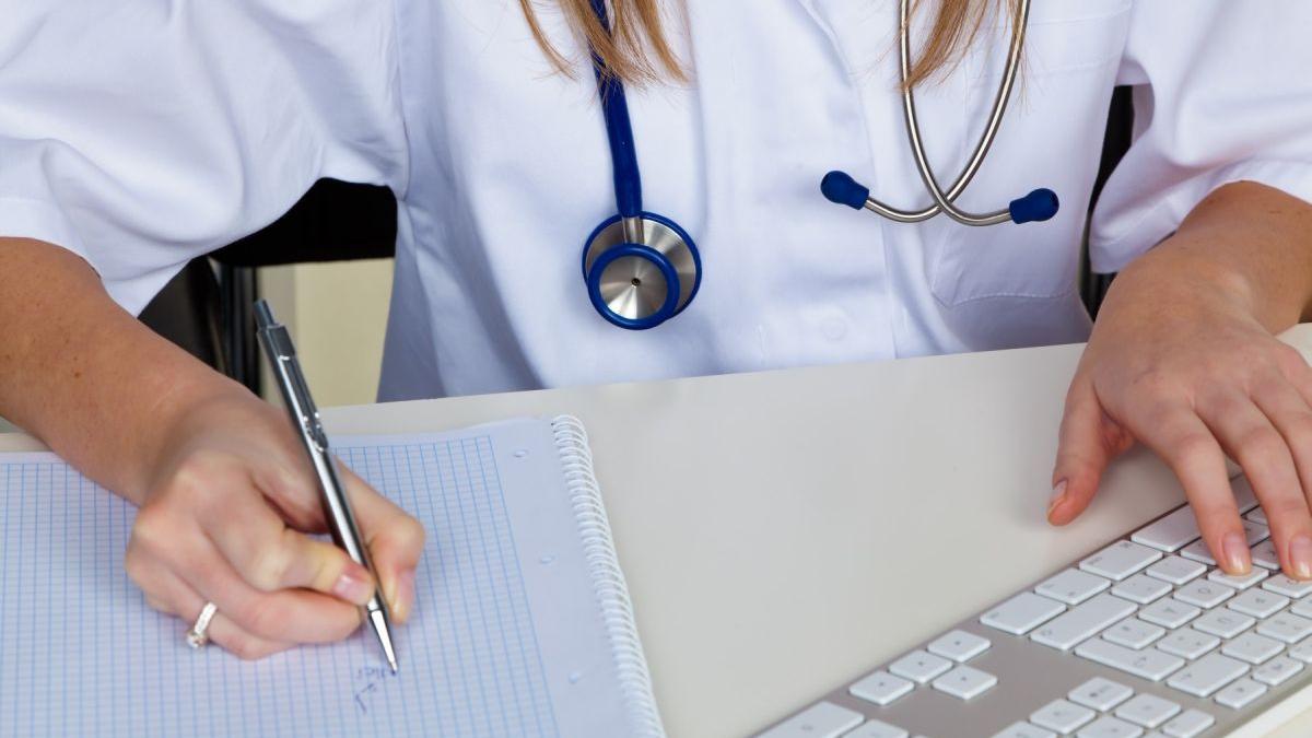 Doi medici, o asistentă și o infirmieră reținuți: Au luat mită pentru pensionarea a zeci de persoane