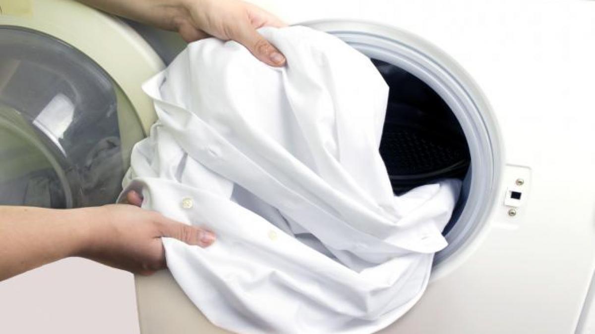 5 soluții simple pentru a îndepărta petele de pix de pe haine