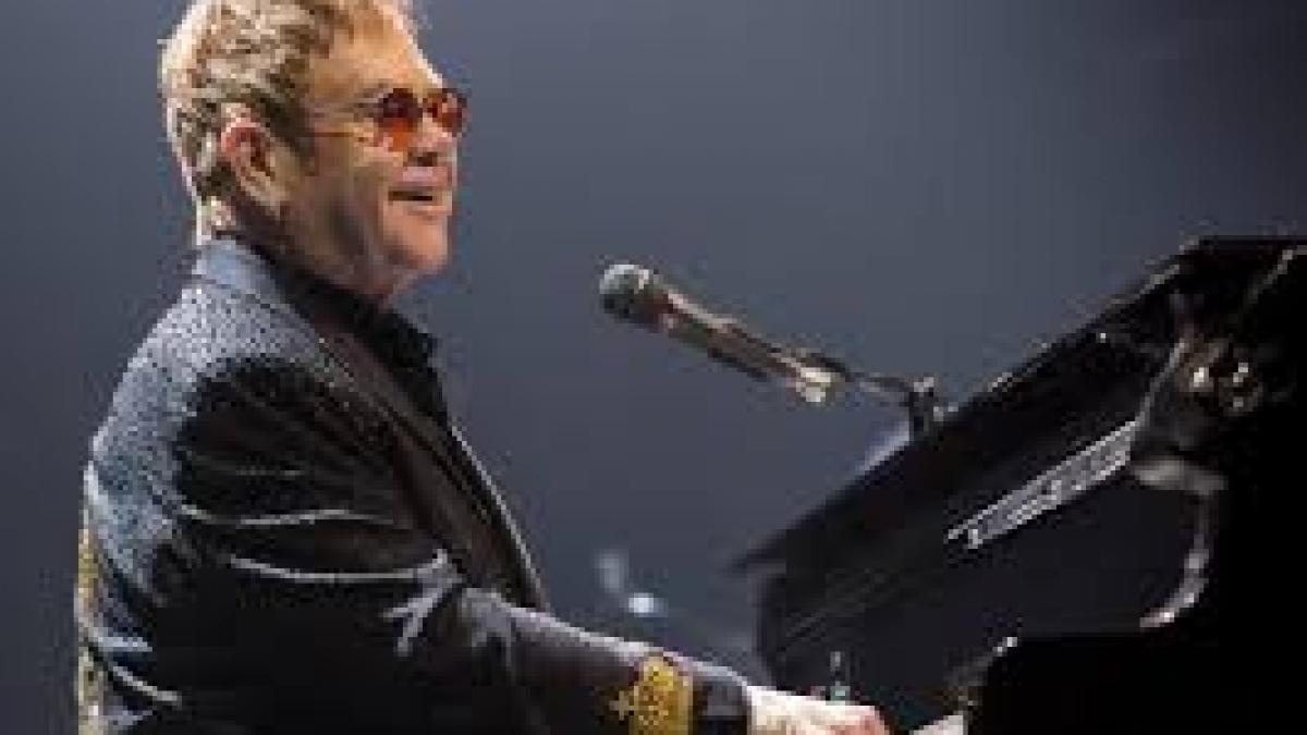 Elton John scoate la licitaţie un pian, un combinezon şi o pereche de cizme cu platformă