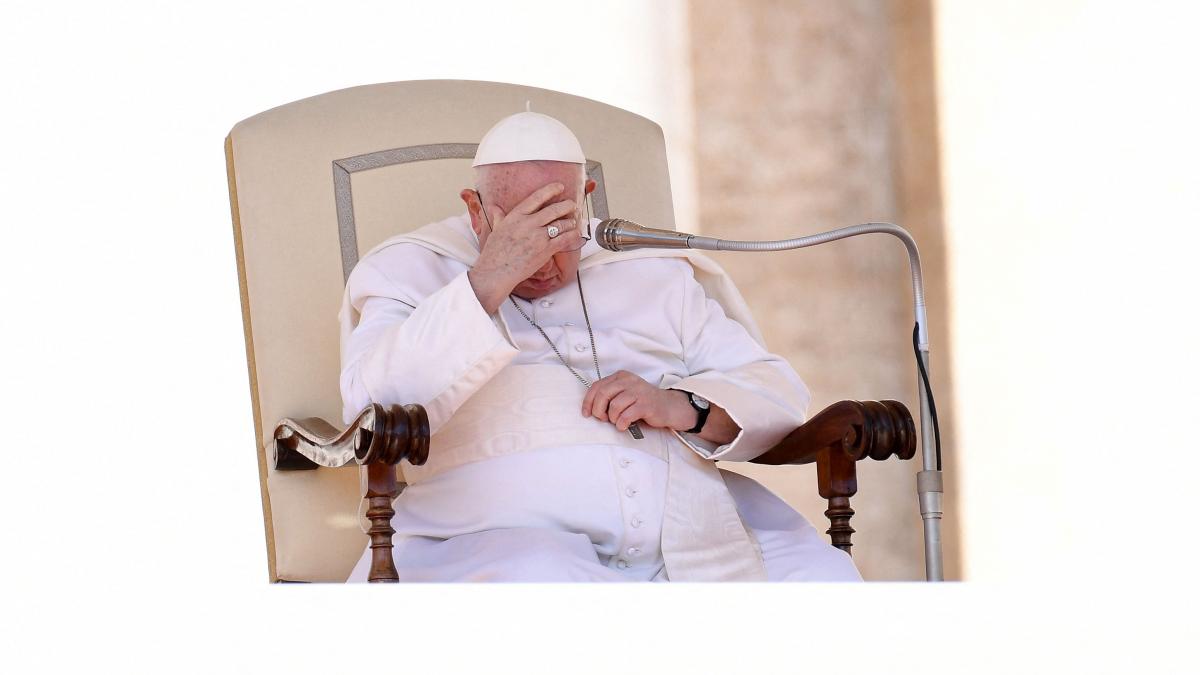 Papa întrerupe un discurs din cauza unei ''bronşite uşoare''