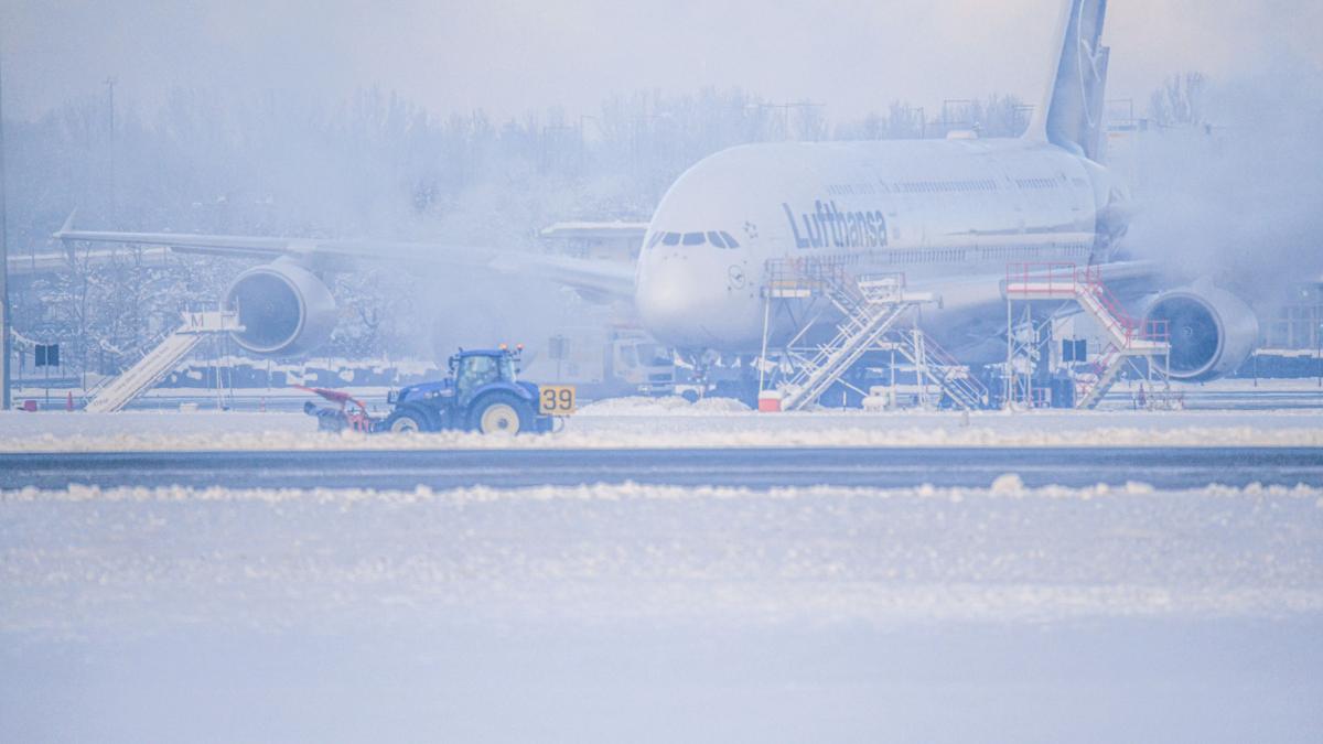 Ploaia înghețată și ninsorile abundente îngreunează călătoriile cu avionul și trenul în Europa
