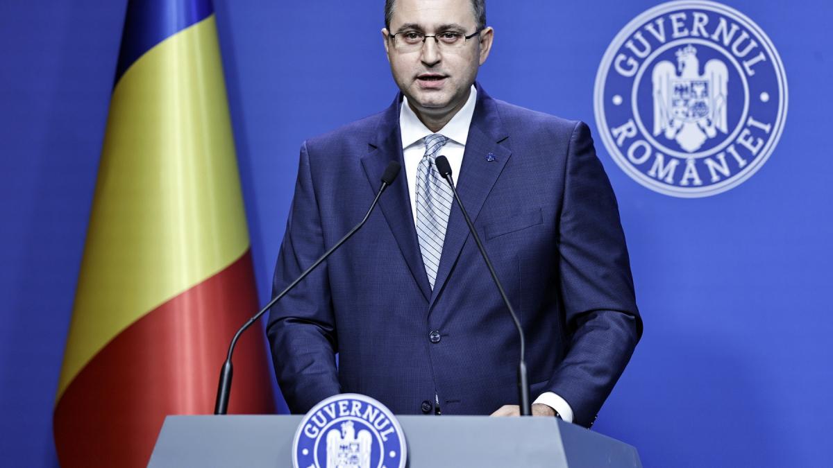 Directorii școlilor vor primi o creștere salarială