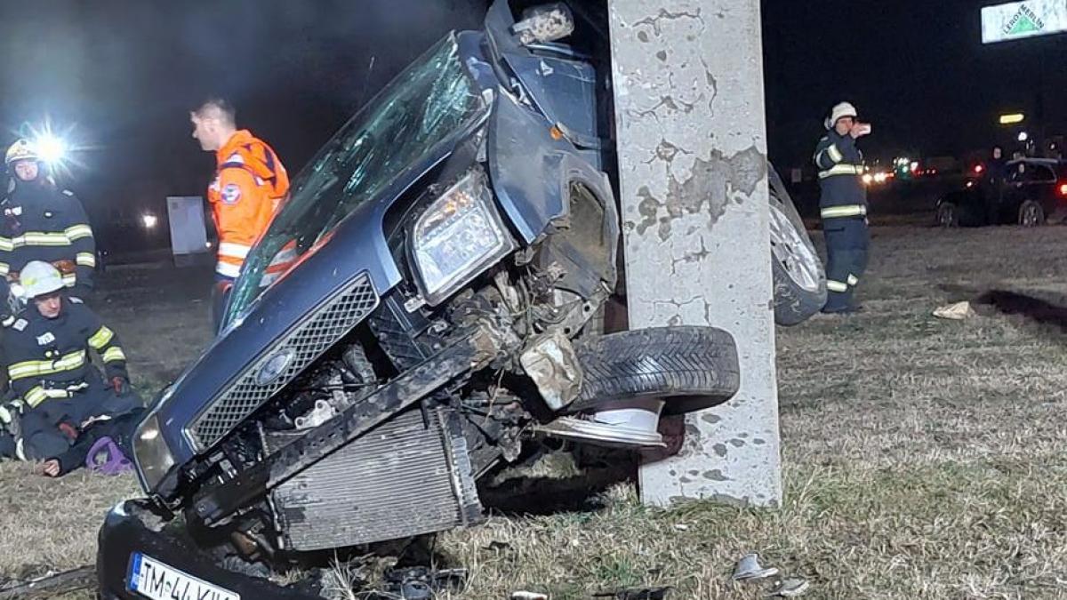 Accident groaznic la Timișoara: Patru răniți, între care o fetiță de opt ani, după ce o mașină a intrat într-un stâlp