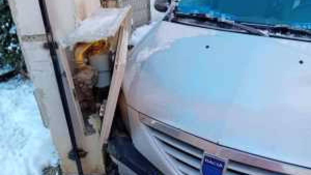 Pericol de explozie în Argeș, după ce o mașină a lovit un branșament de gaze