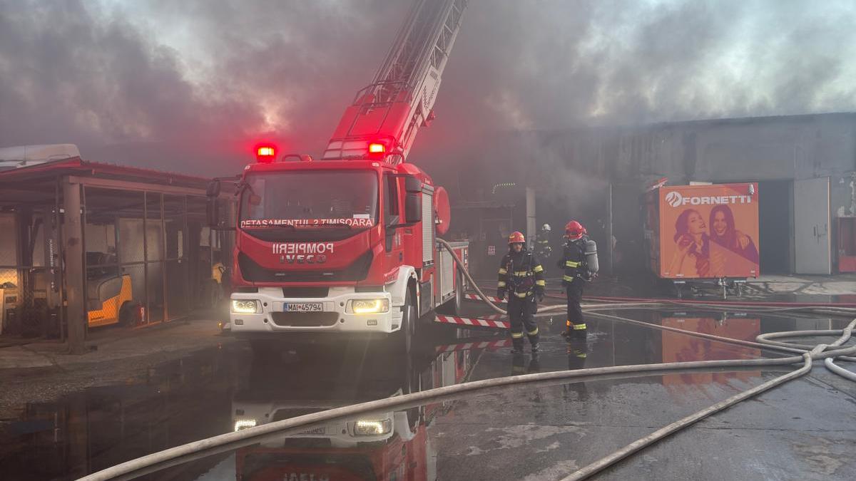 Incendiu puternic la o hală de depozitare din Timiș: Intervin zeci de pompieri